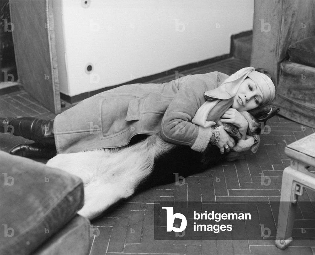 Valentina Cortese hugging her dog