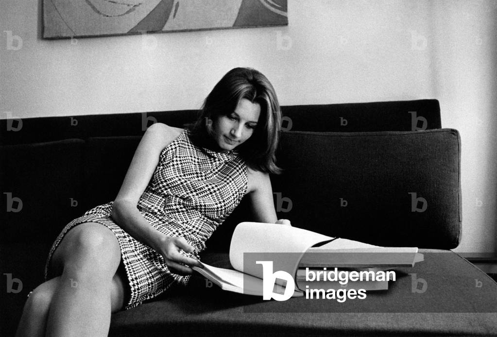 Paola Pitagora reading something