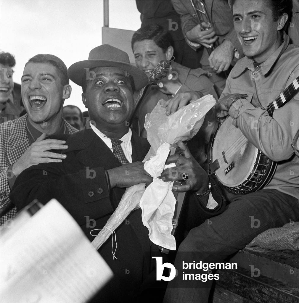 The crowd welcoming Louis Armstrong, Somma Lombardo, Italy, 1952 (photo)