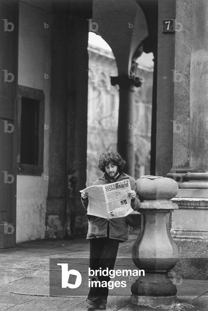 A young man reading 'Lotta Continua'