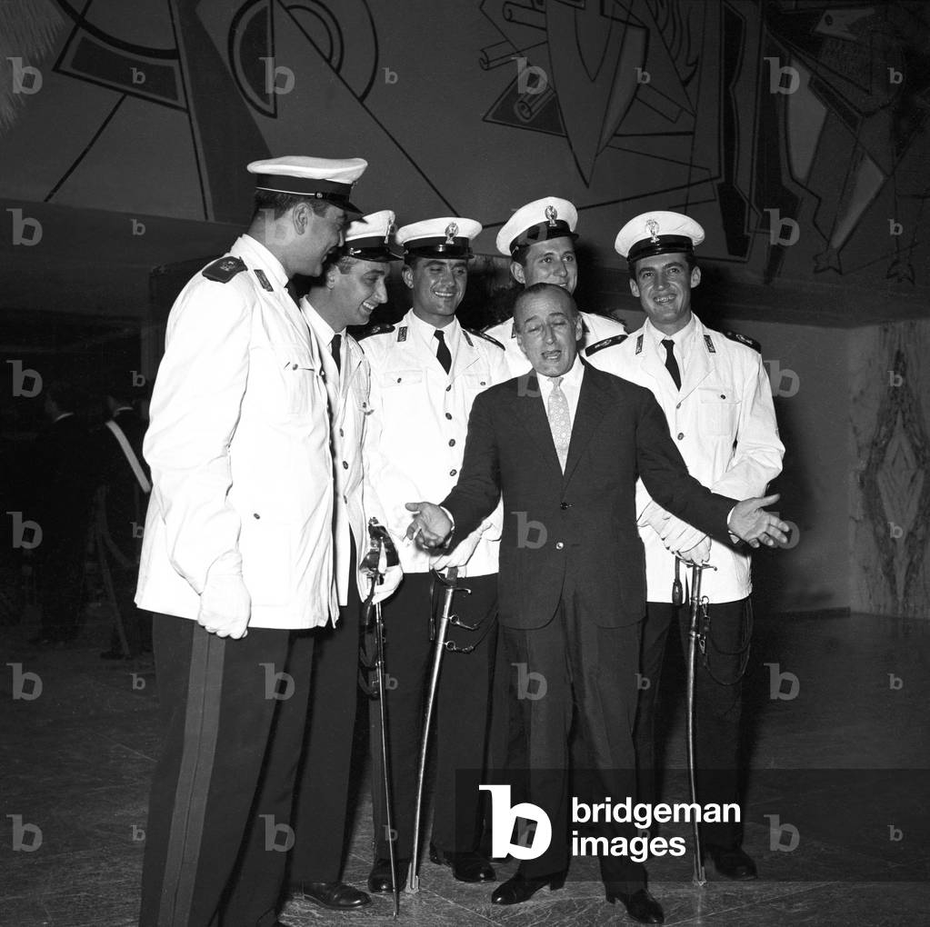 Toto with some men in uniform, Italy, 1955 (b/w photo)