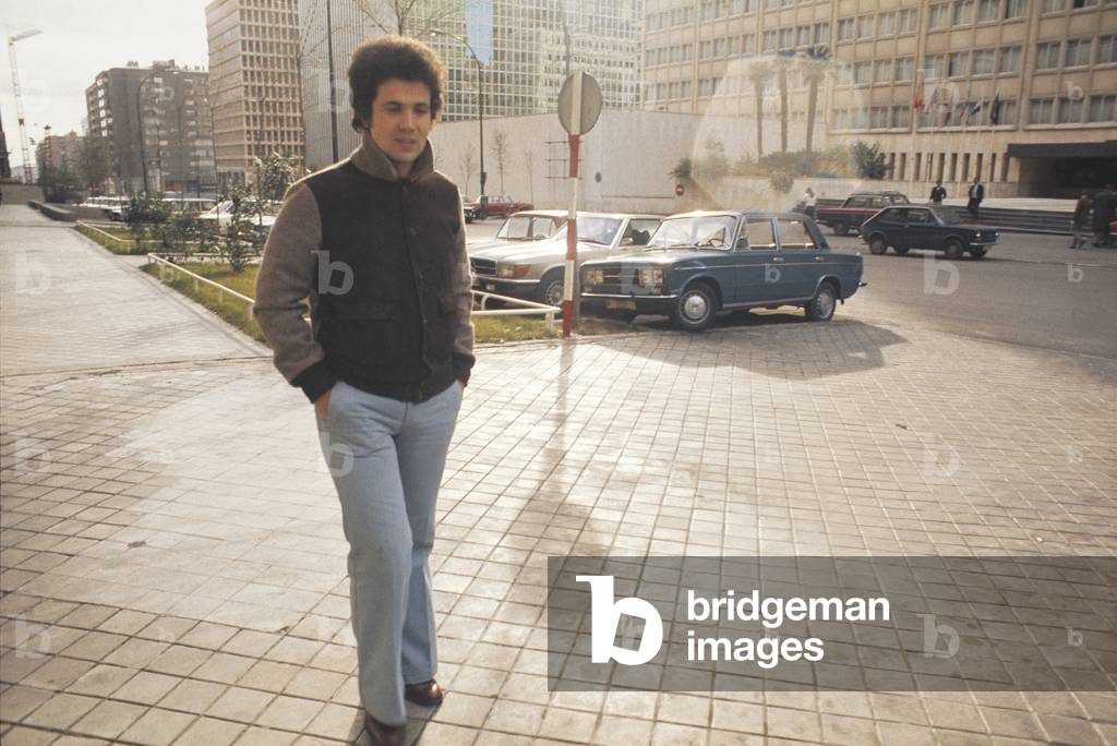 Lucio Battisti walking in the street