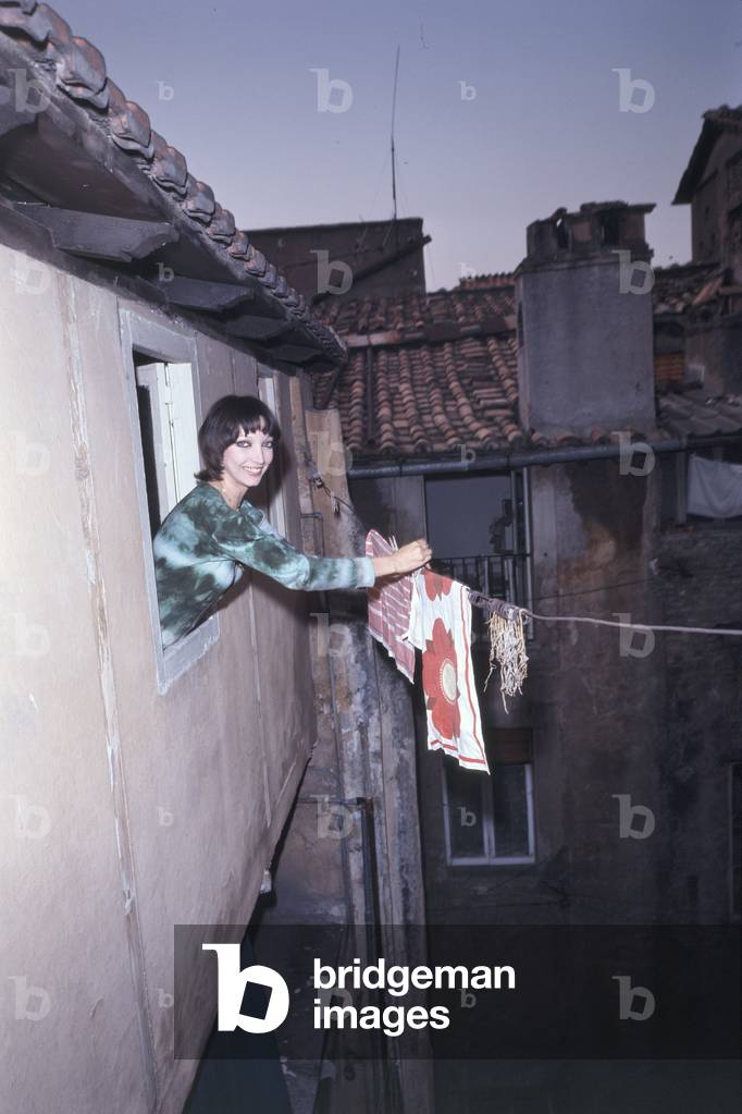Mariangela Melato hanging out the laundry