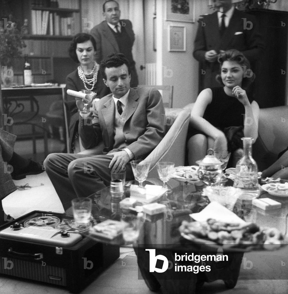 Jane Loncada, Sylva Koscina and Giorgio Vecchietti in a living-room