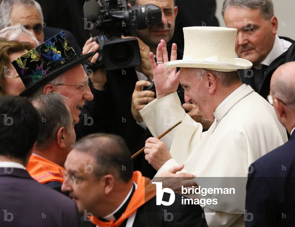 Pope Francis meeting circus anf fairs people, Vatican, 2016 (photo)