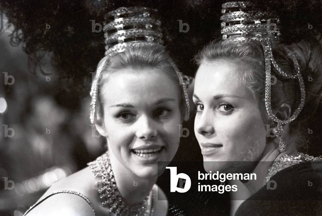 Alice and Ellen Kessler, twin sisters and german artistic duo, pose smiling, Italy, 1961 (b/w photo)