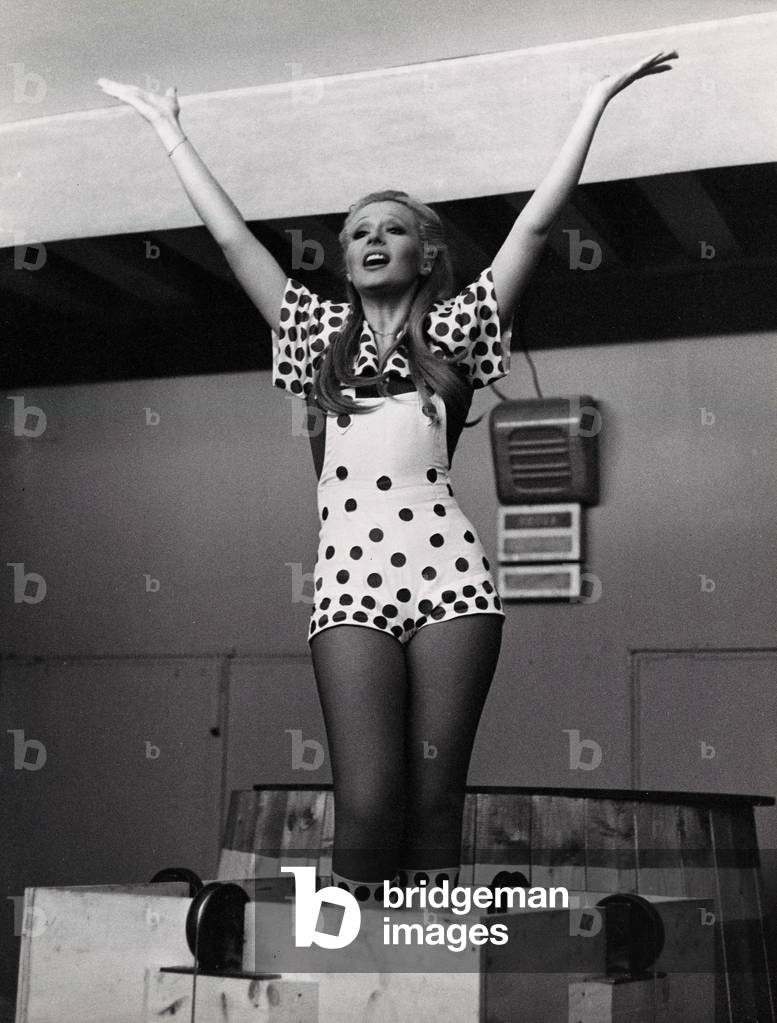 Loretta Goggi raising her arms