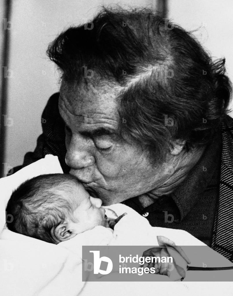 Lionel Stander kissing his daughter Jennifer