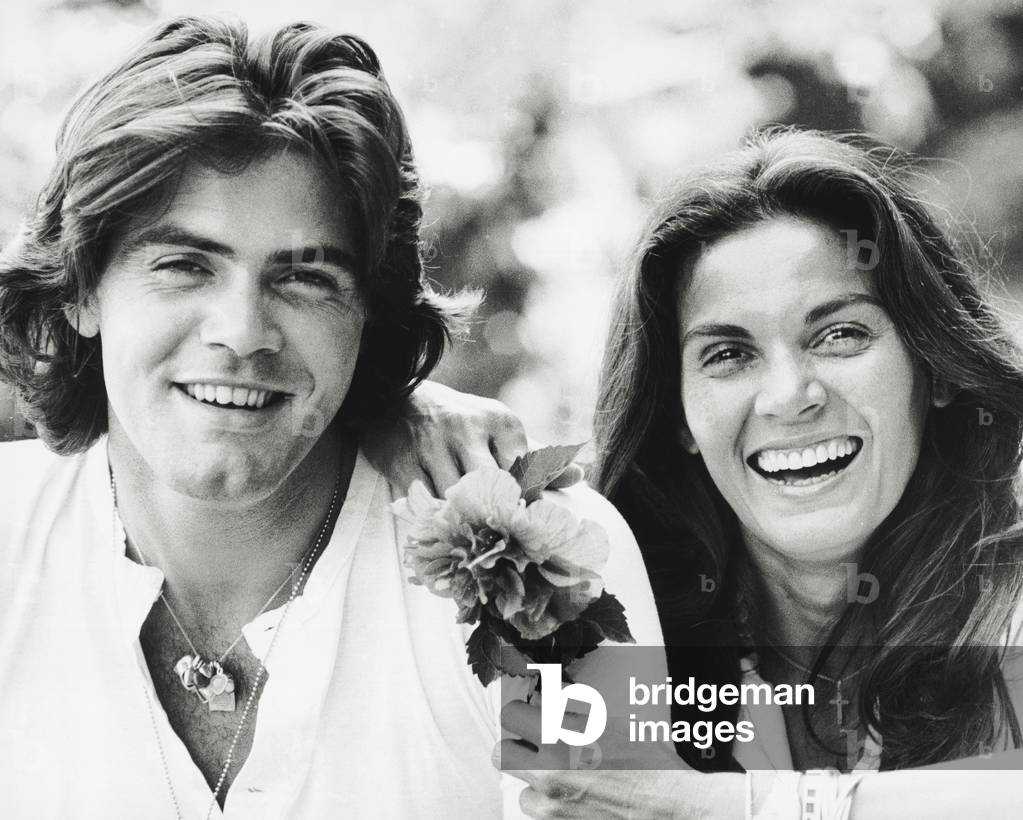 Florinda Bolkan and Lamberto Ripoli smiling, 1970 (b/w photo)
