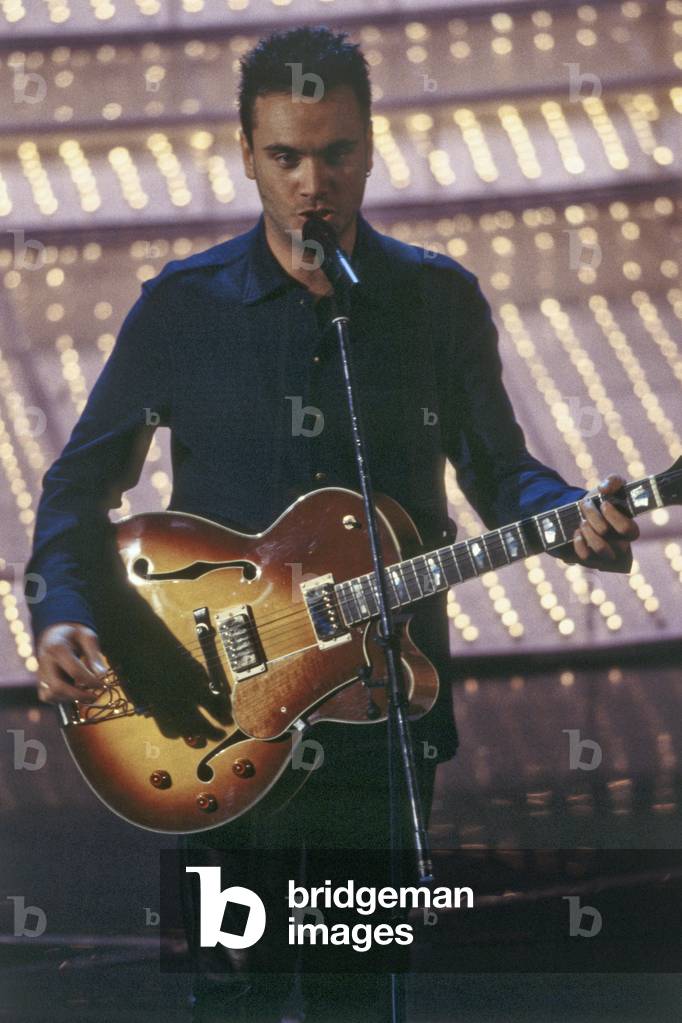 Nek singing at the 47th Sanremo Music Festival