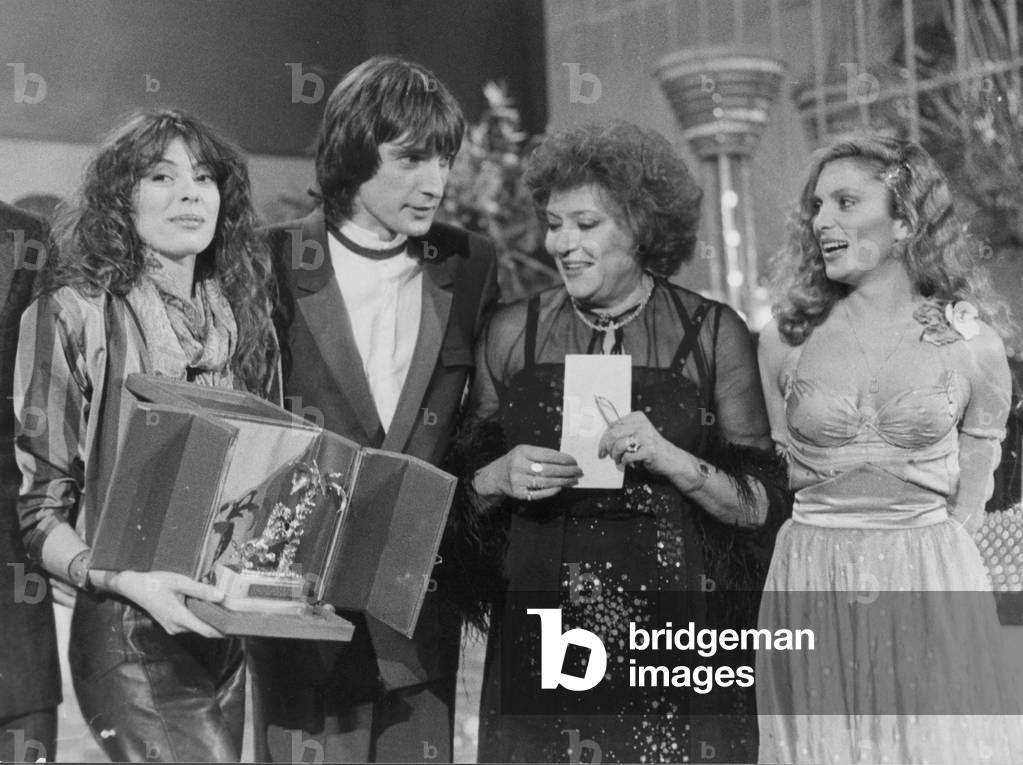 Claudio Cecchetto, Nilla Pizzi and Eleonora Vallone giving the prize to Alice during the 31st Sanremo Music Festival