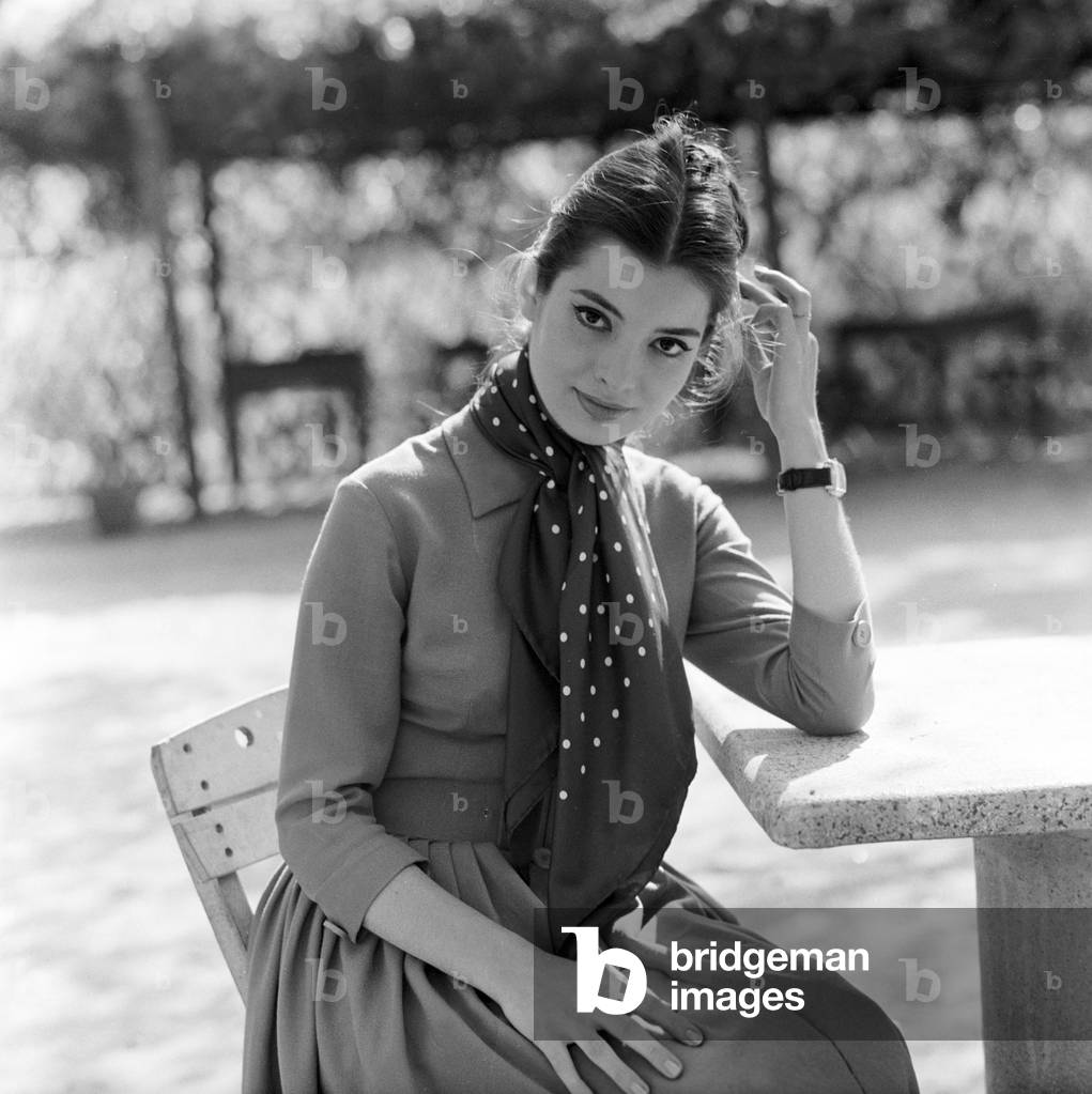 Jacqueline Sassard posing, 1960 (b/w photo)