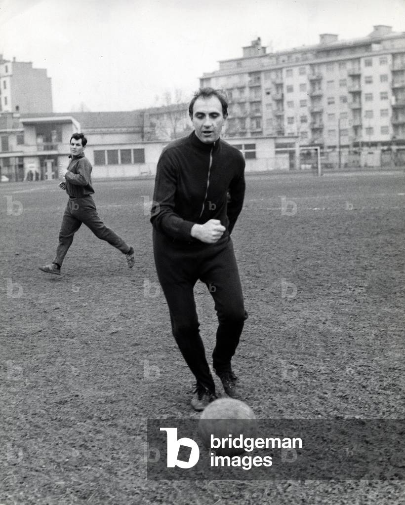 Pippo Baudo playing football