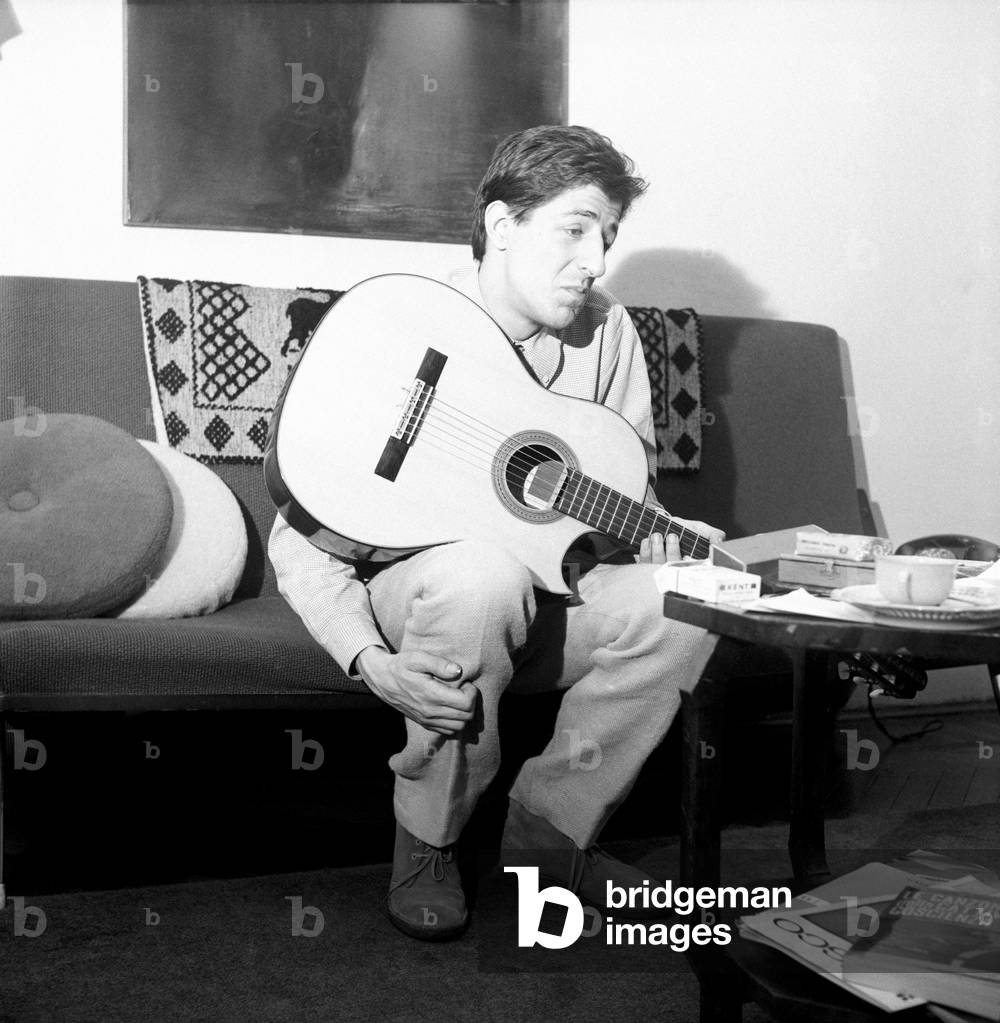 Giorgio Gaber with a guitar on his knee