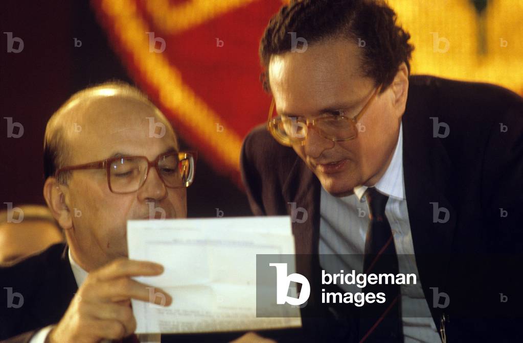 Bettino Craxi and Ugo Intini reading a paper