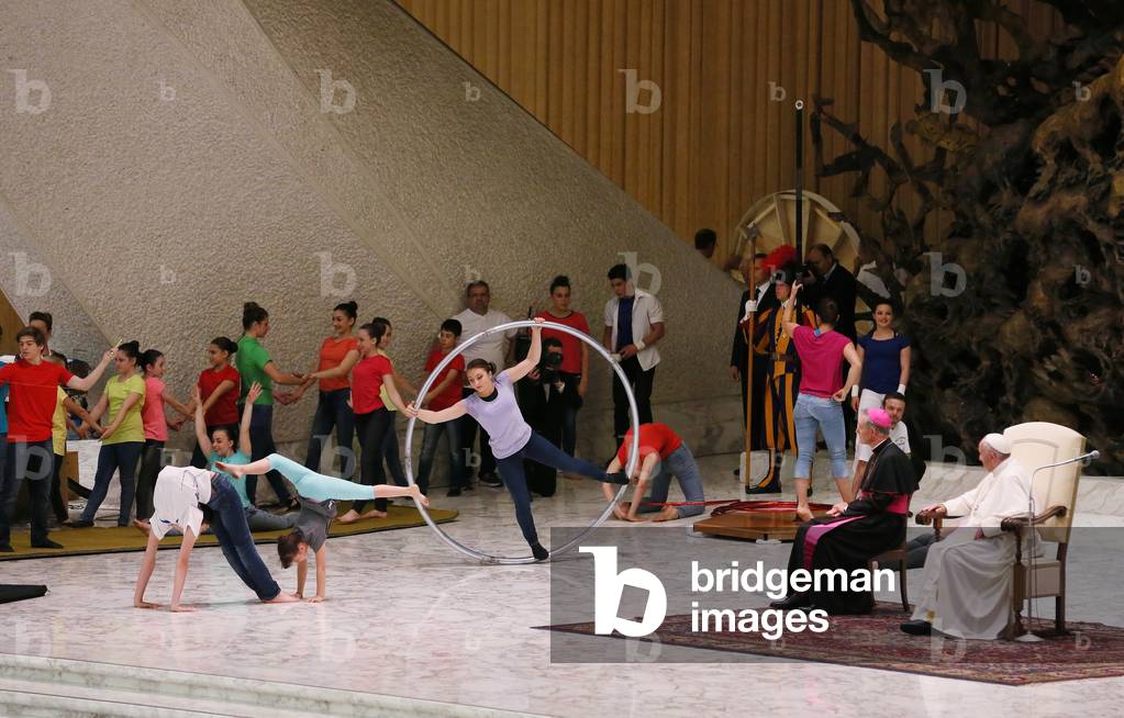 Pope Francis meeting circus anf fairs people, Vatican, 2016 (photo)