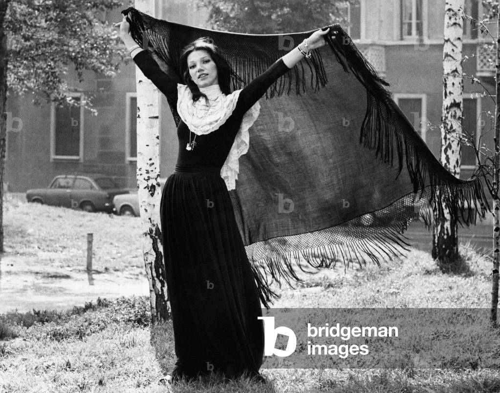 Antonella Bottazzi waving a black shawl