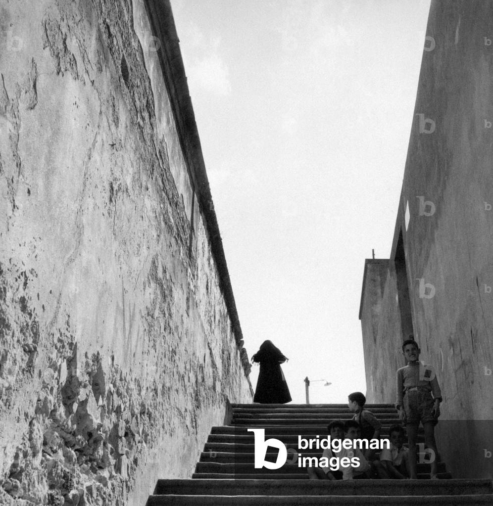 Children on a staircase in Alghero (b/w photo)
