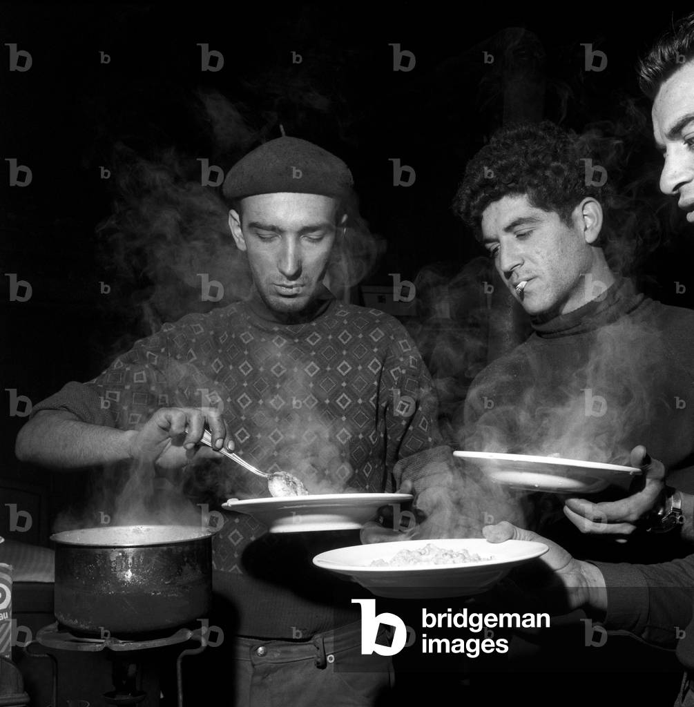 Emigrants with dishes of risotto