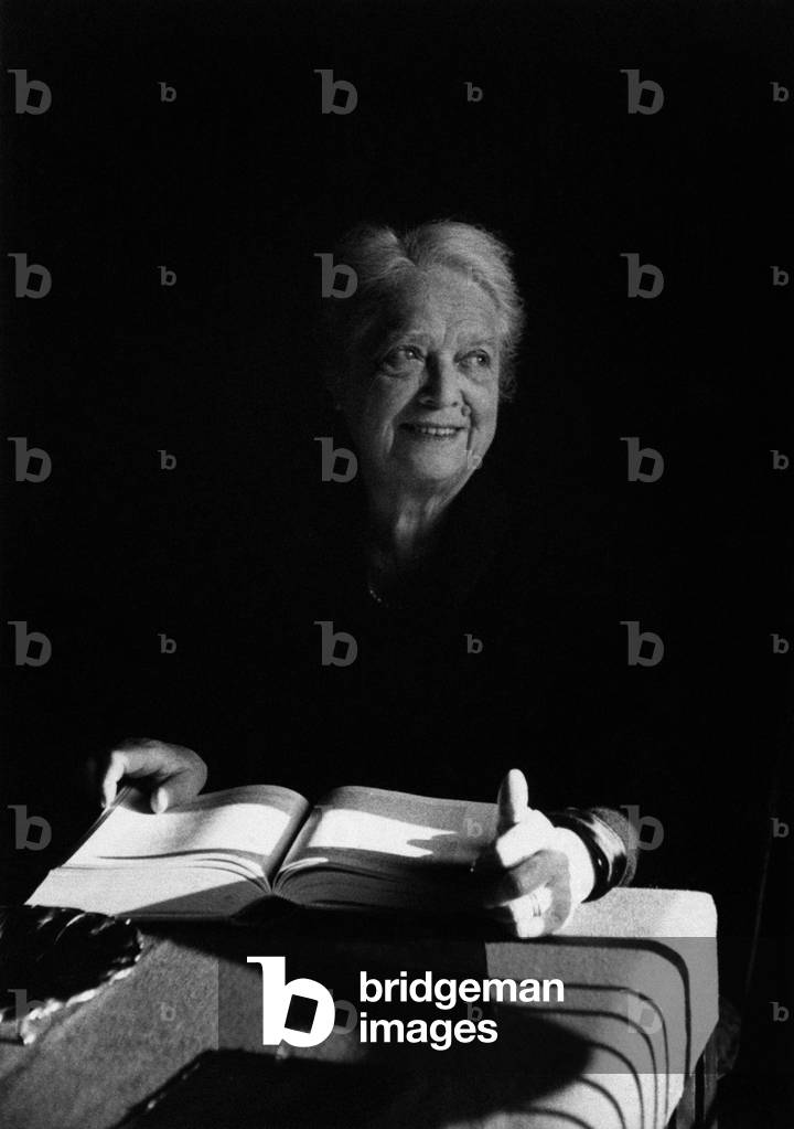 Ada Boni turning over the pages
