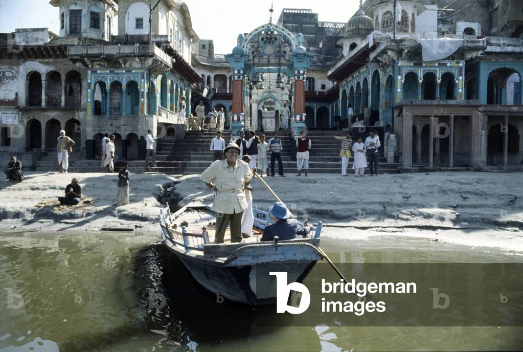 Alberto Sordi on a boat in I Am an ESP