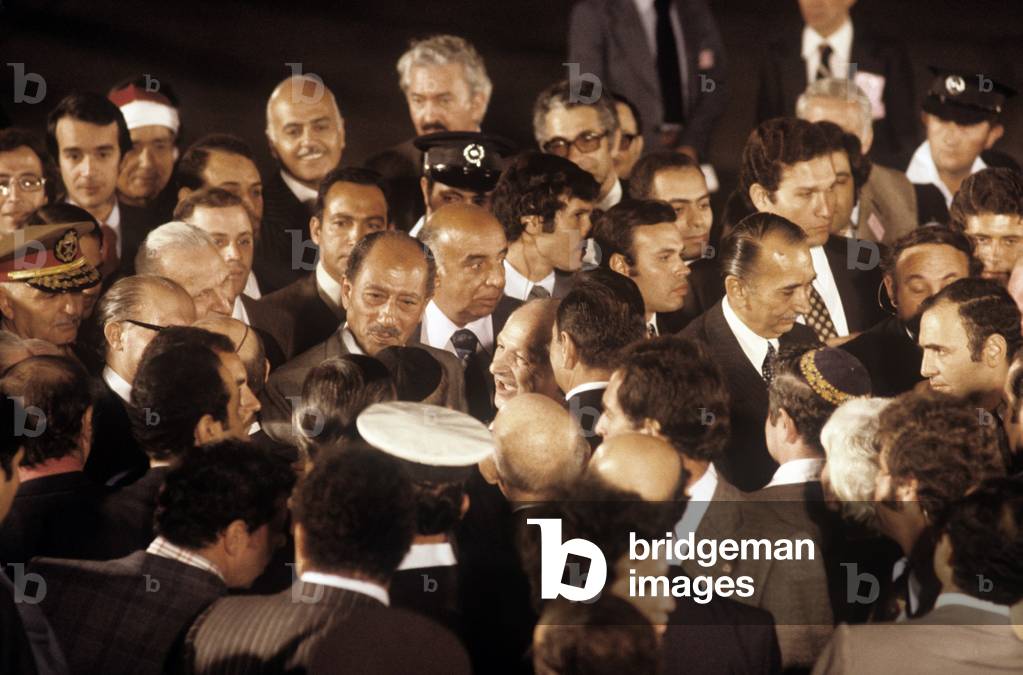 Anwar al-Sadat surrounded by the crowd