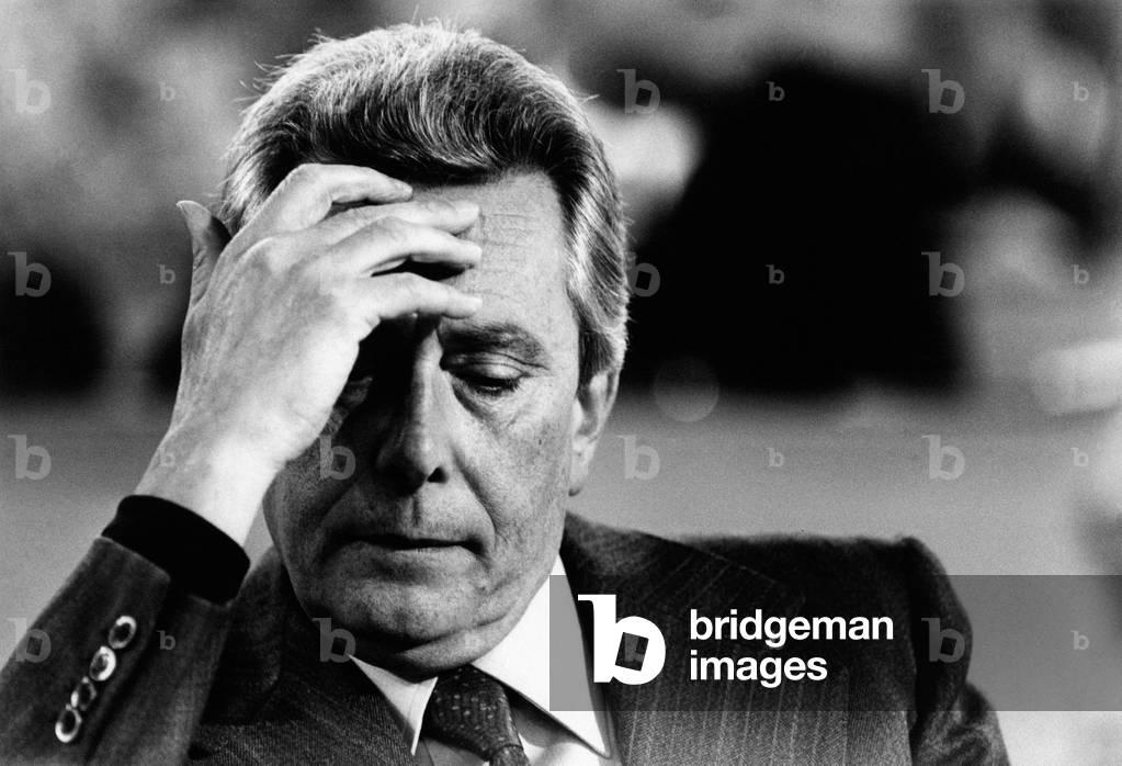 Arnaldo Forlani with a hand on his forehead at the XVI Congress of the DC