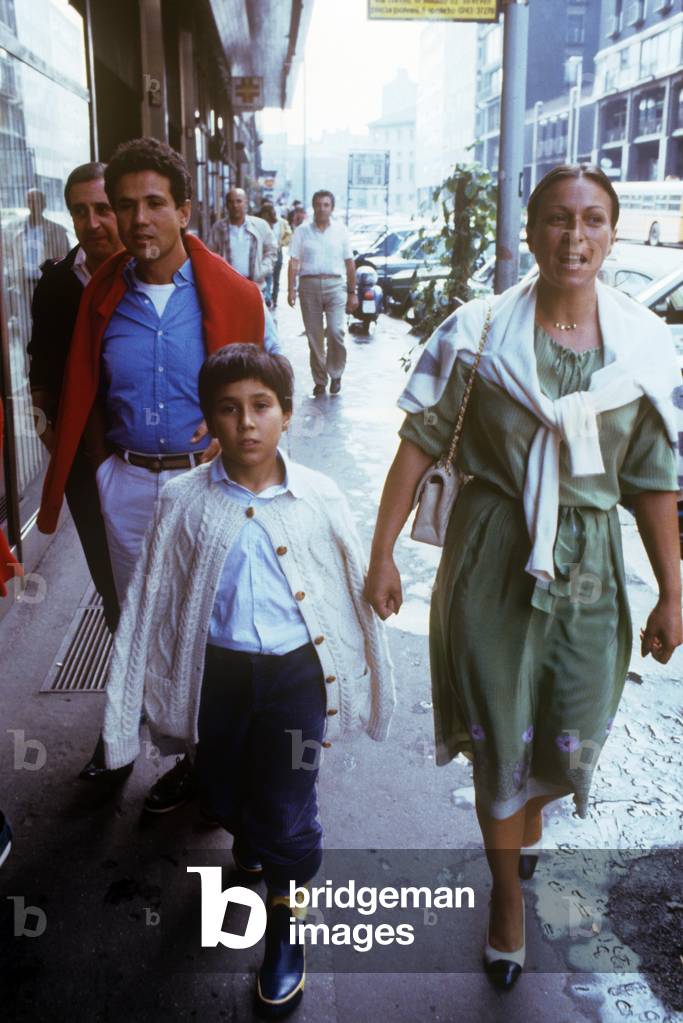 Lucio Battisti walking with Luca Battisti and Grazia Letizia Veronese, Italy, 1982 (photo)