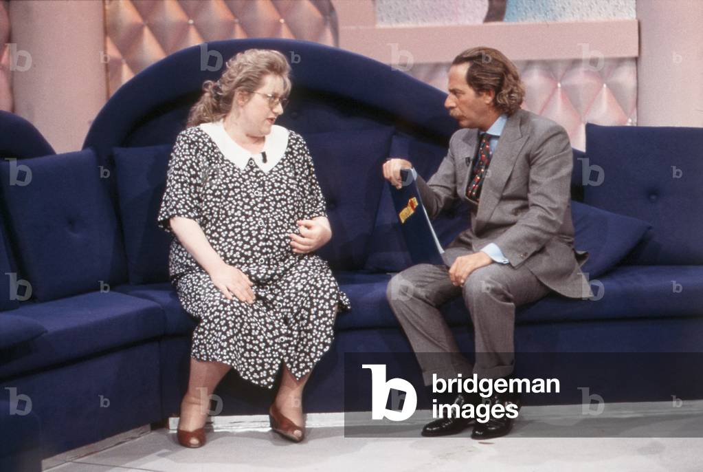 Alberto Castagna talking to a woman