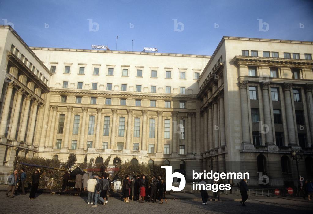 Crowd at the former palace of Ceausescu