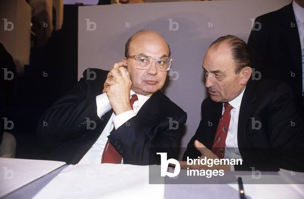 Franco Nicolazzi talking to Bettino Craxi