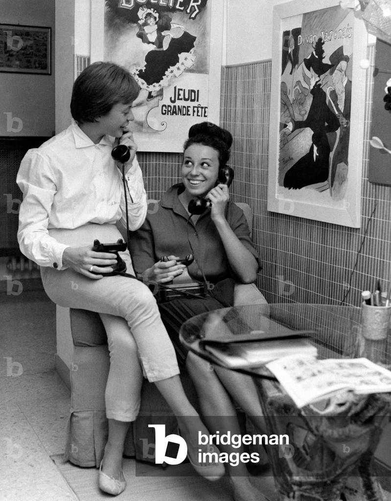 Daniela and Anna Beneck talking on the phone, 1960 (b/w photo)