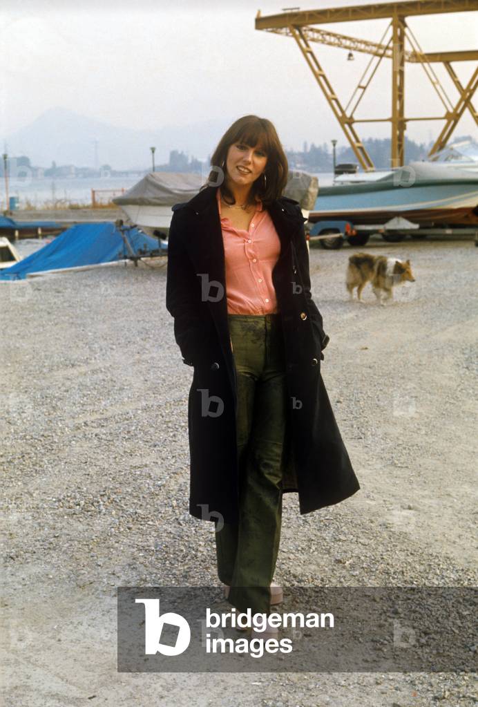 Stefania Sandrelli in a service area at the harbour
