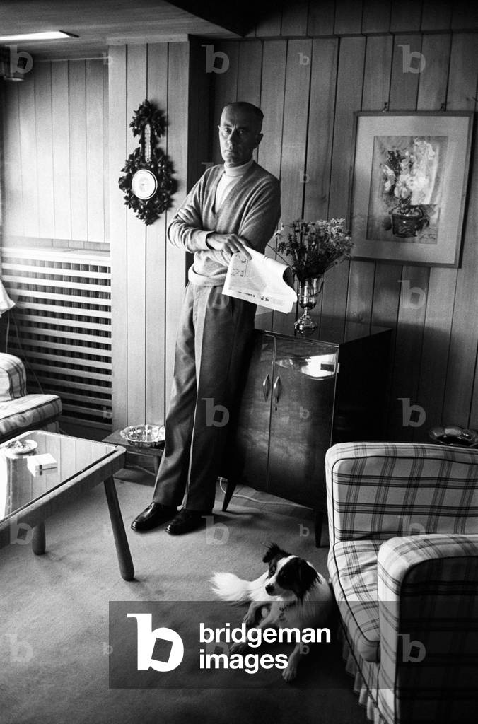 Indro Montanelli with a newspaper in his hand