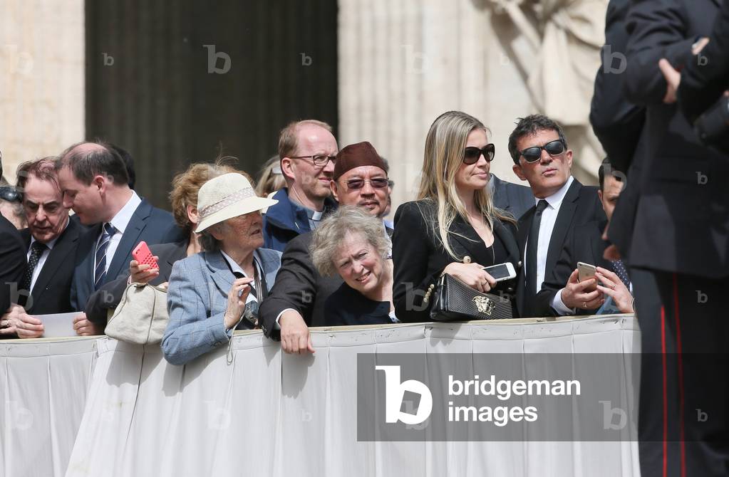 Antonio Banderas and Nicole Kimpel attending Pope Francis' Wednesday General Audience, Vatican, 2016 (photo)