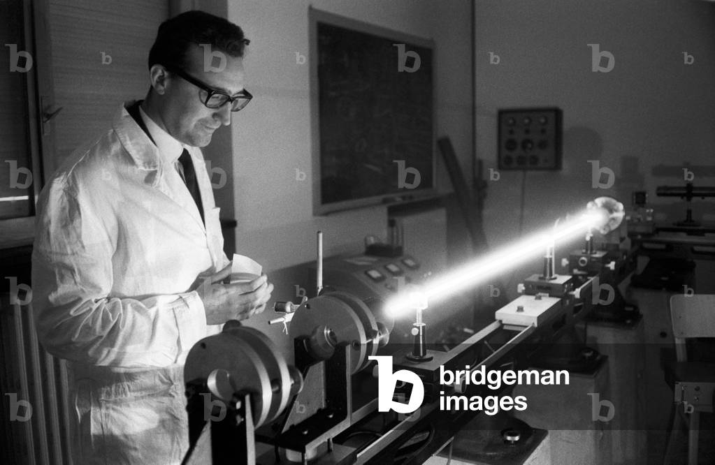 Emilio Gatti watching a laser in his lab