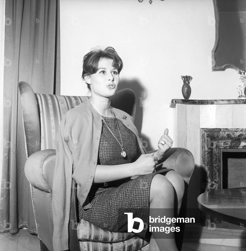 Marisa Allasio sitting on a sofa