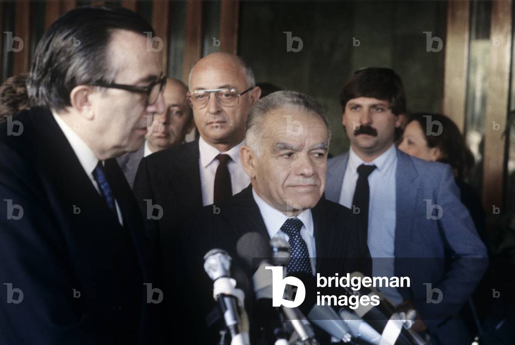 Giulio Andreotti listening to Yitzhak Shamir