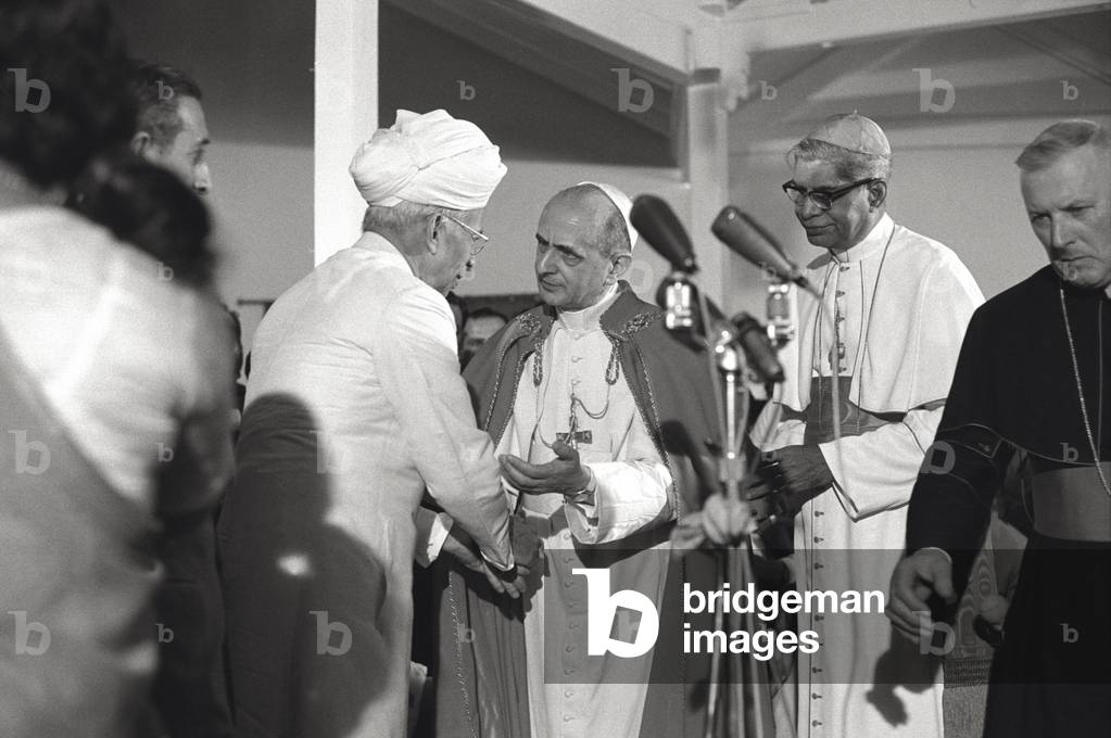 Pope Paul VI is received by the President of India, Radhakrishnan, 1964 (b/w photo)