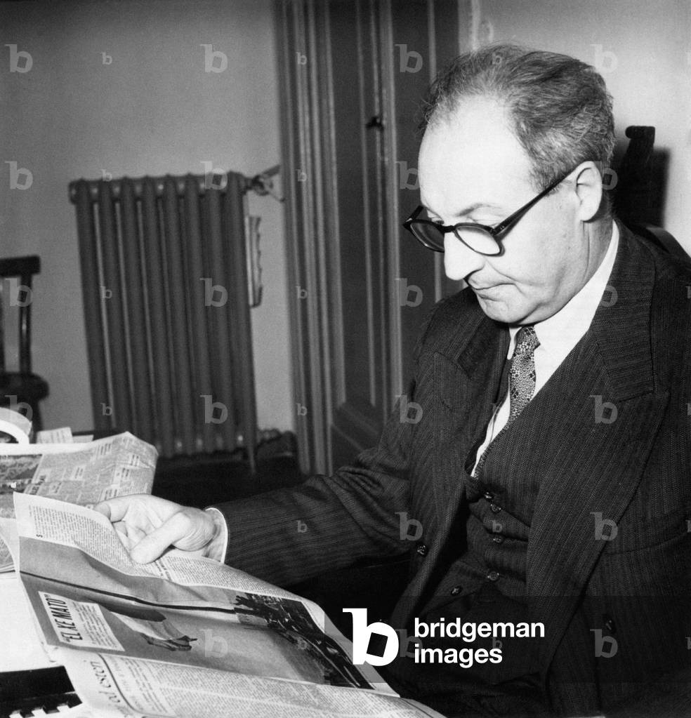 Giuseppe Saragat reading a newspaper