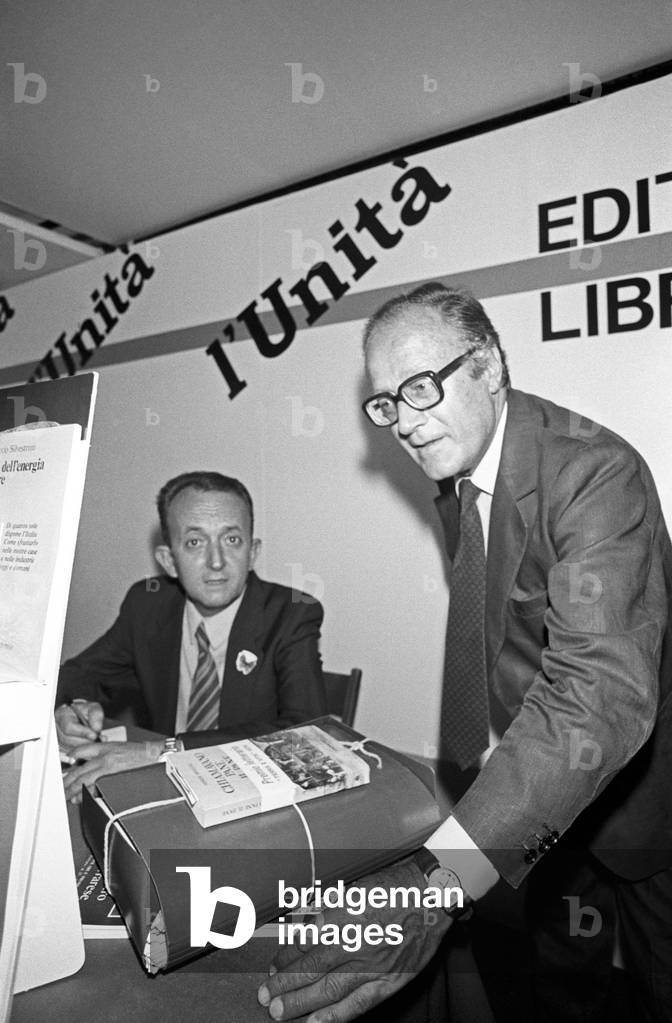 Tullio De Mauro and Ruggero Boscu at the stand of Editori Riuniti