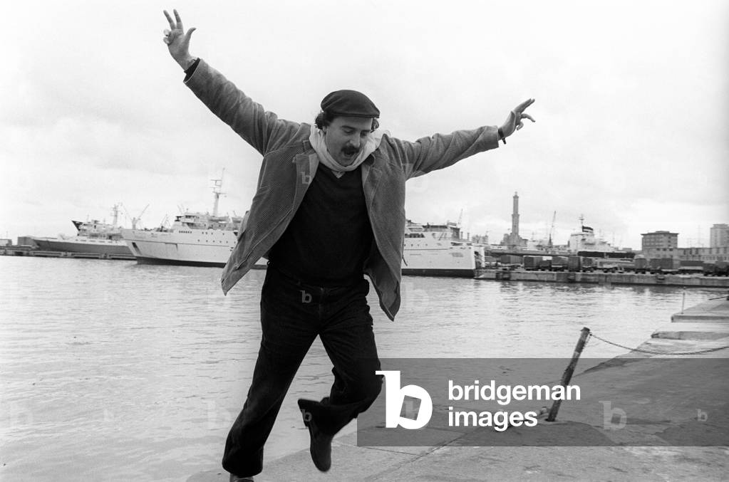 Giuseppe Conte jumping on the port of Genoa