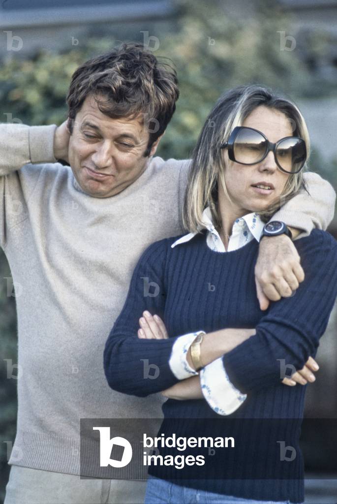 Paolo Villaggio hugging Maura Albites