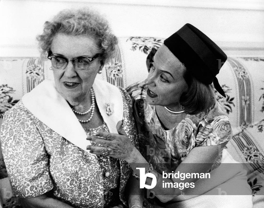 Gloria Swanson talking to her mother