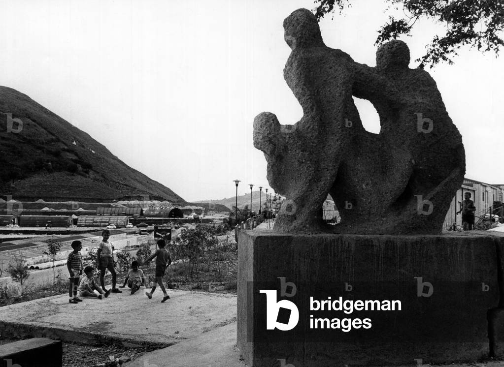 Children next to a monument