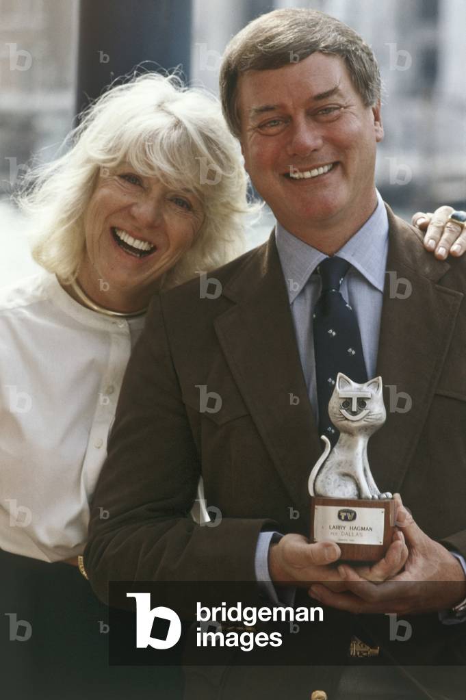 Larry Hagman and his wife Maj Axelsson showing the Telegatto award, Italy