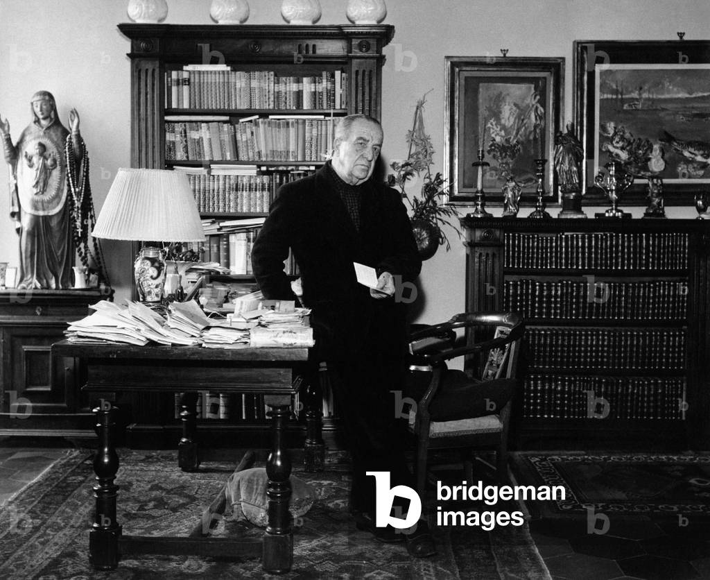 Aldo Palazzeschi leaning on the writing table
