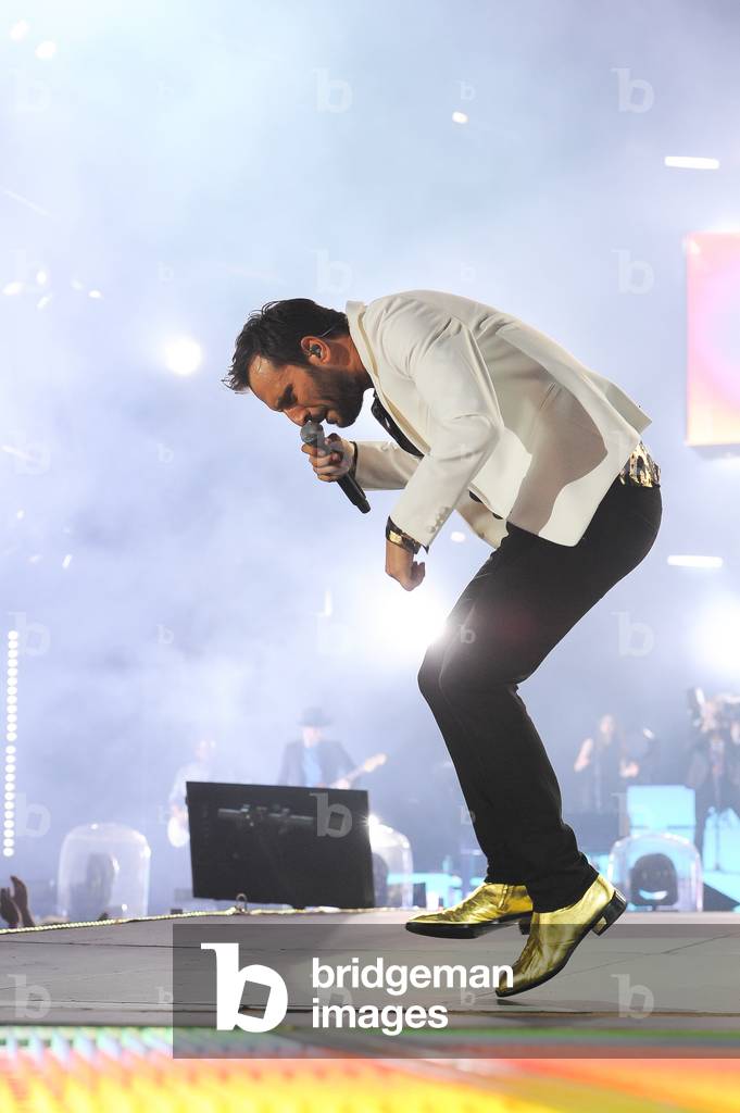Cesare Cremonini in concert, 2017 (photo)