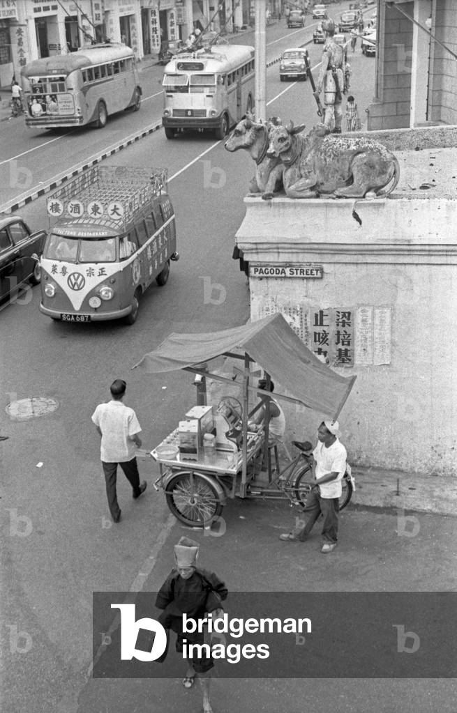 Street vendor in Little India, Singapore, 1962 (b/w photo)