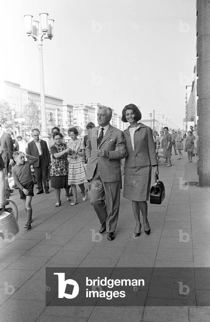 Vittorio De Sica and Sophia Loren walking, Germany, 1962 (b/w photo)
